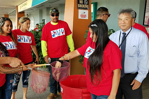 Judge Greg Nakamura with Hilo Drug Court volunteers at the food drive at Hilo KTA store, 05/11/18.